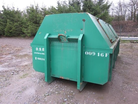 Une benne à déchets fermée.