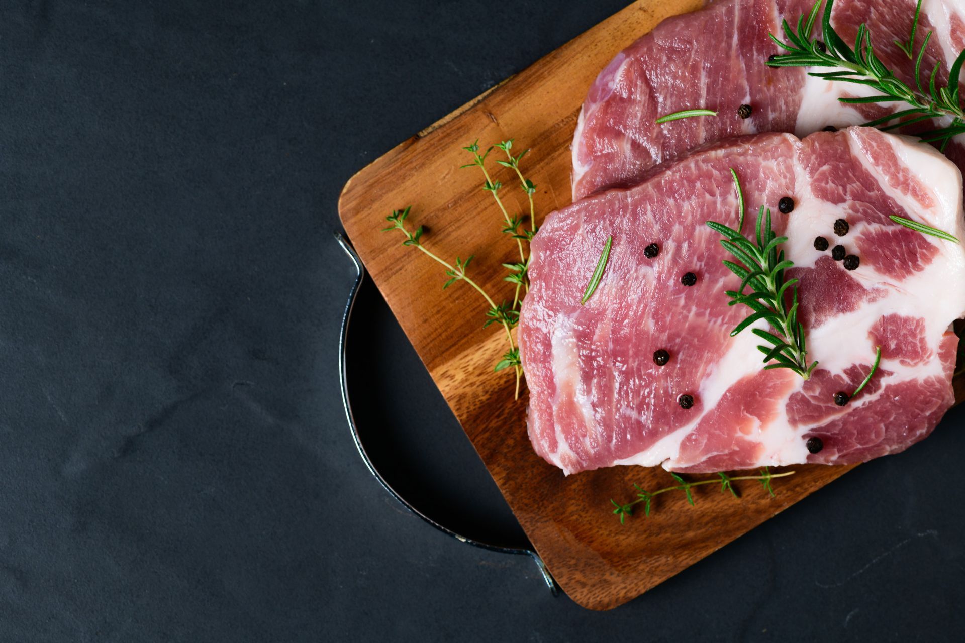 En una carnicería se exponen una gran variedad de carnes y embutidos.