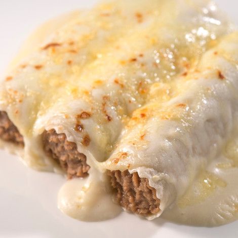 Un primer plano de un plato de pasta sobre una mesa.