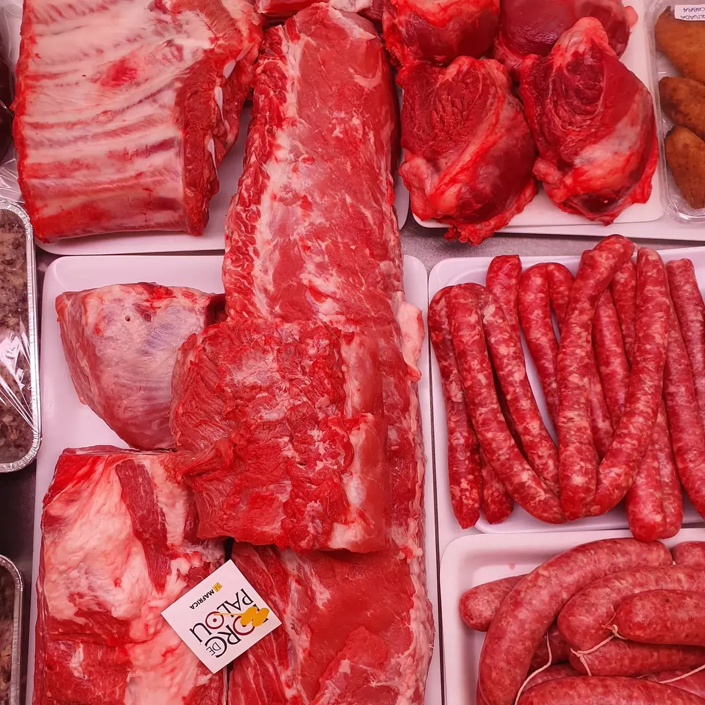 En una carnicería se exponen una gran variedad de carnes y embutidos.