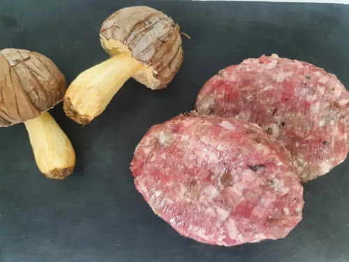 Una vitrina de carnicero llena de carnes y embutidos