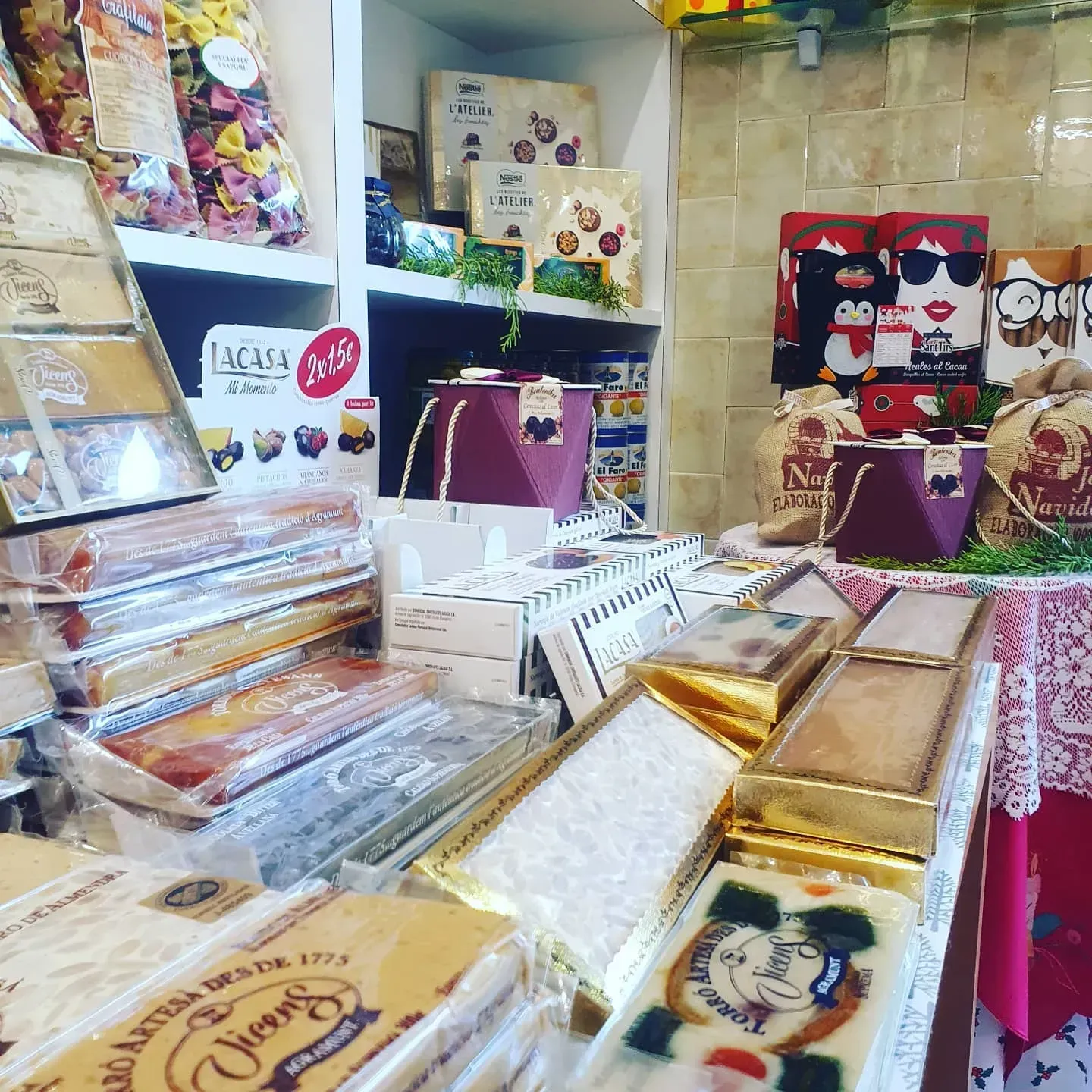 Una tienda llena de muchos tipos diferentes de dulces.