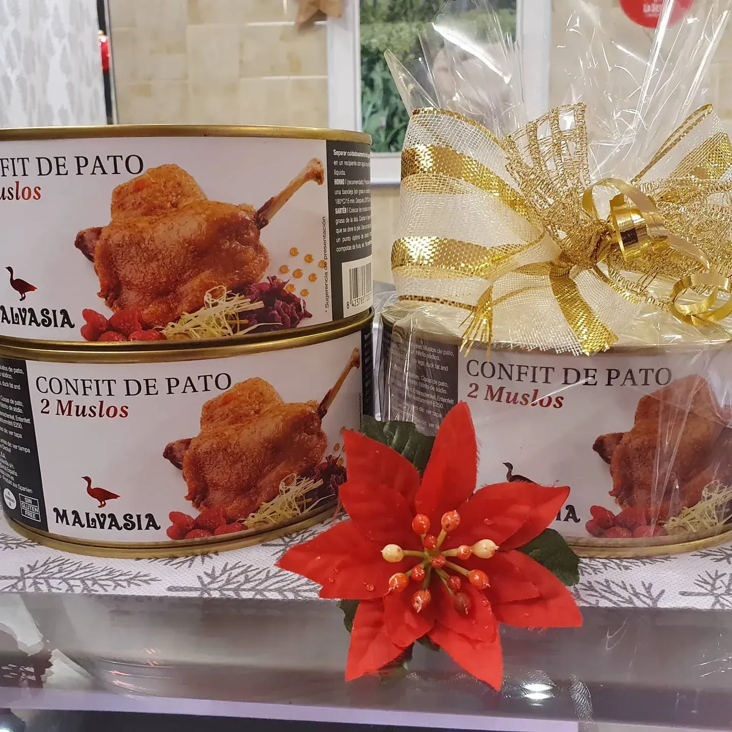 Dos latas de confeti de pato 2 muslos en un estante