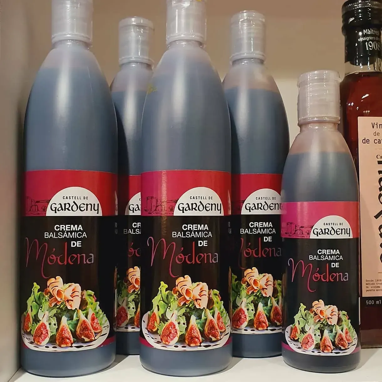 Varias botellas de balsámico de gardenia en un estante