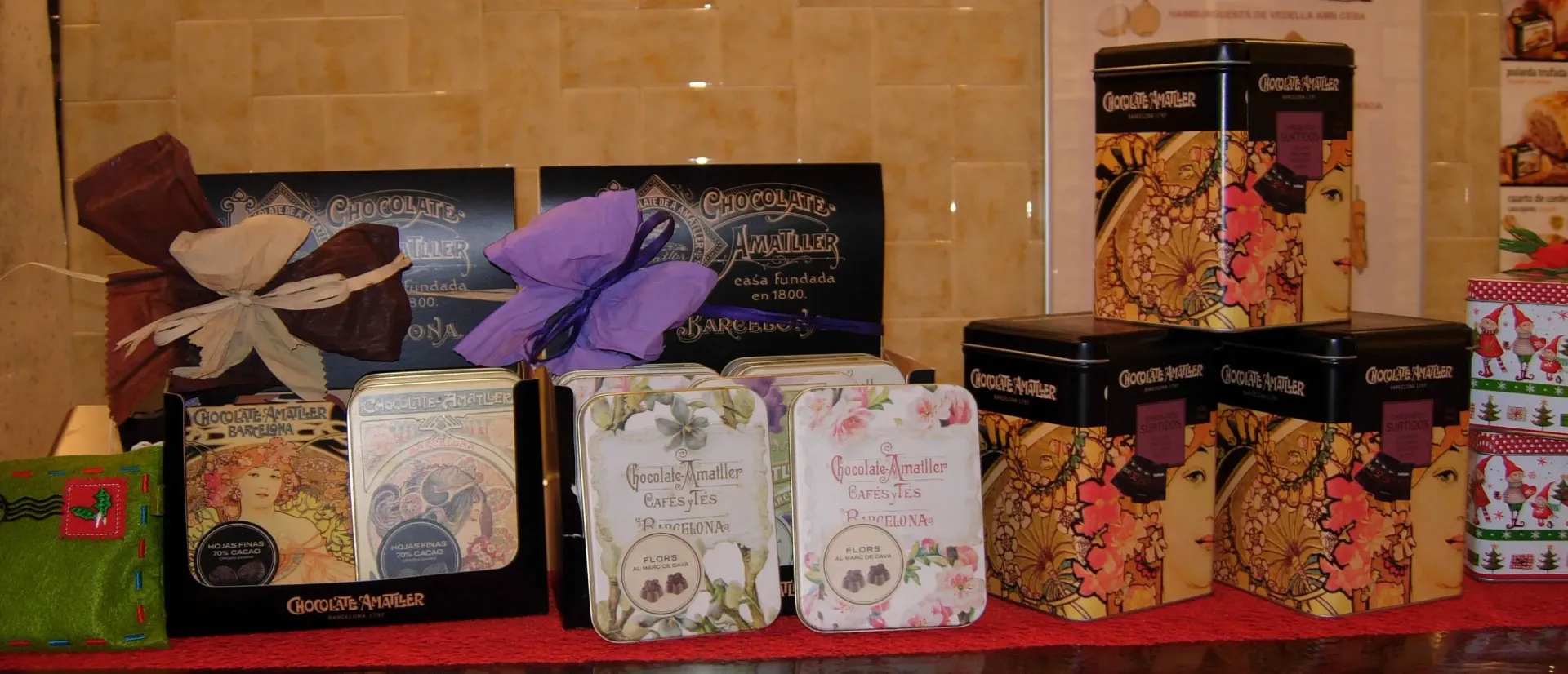 Un montón de cajas de comida están sobre una mesa.