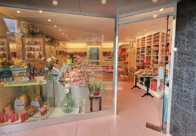 El interior de una tienda con suelo rosa y puerta de cristal.