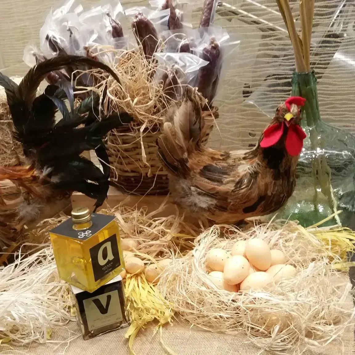 Una exposición de huevos de gallina y una botella de aceite de oliva.