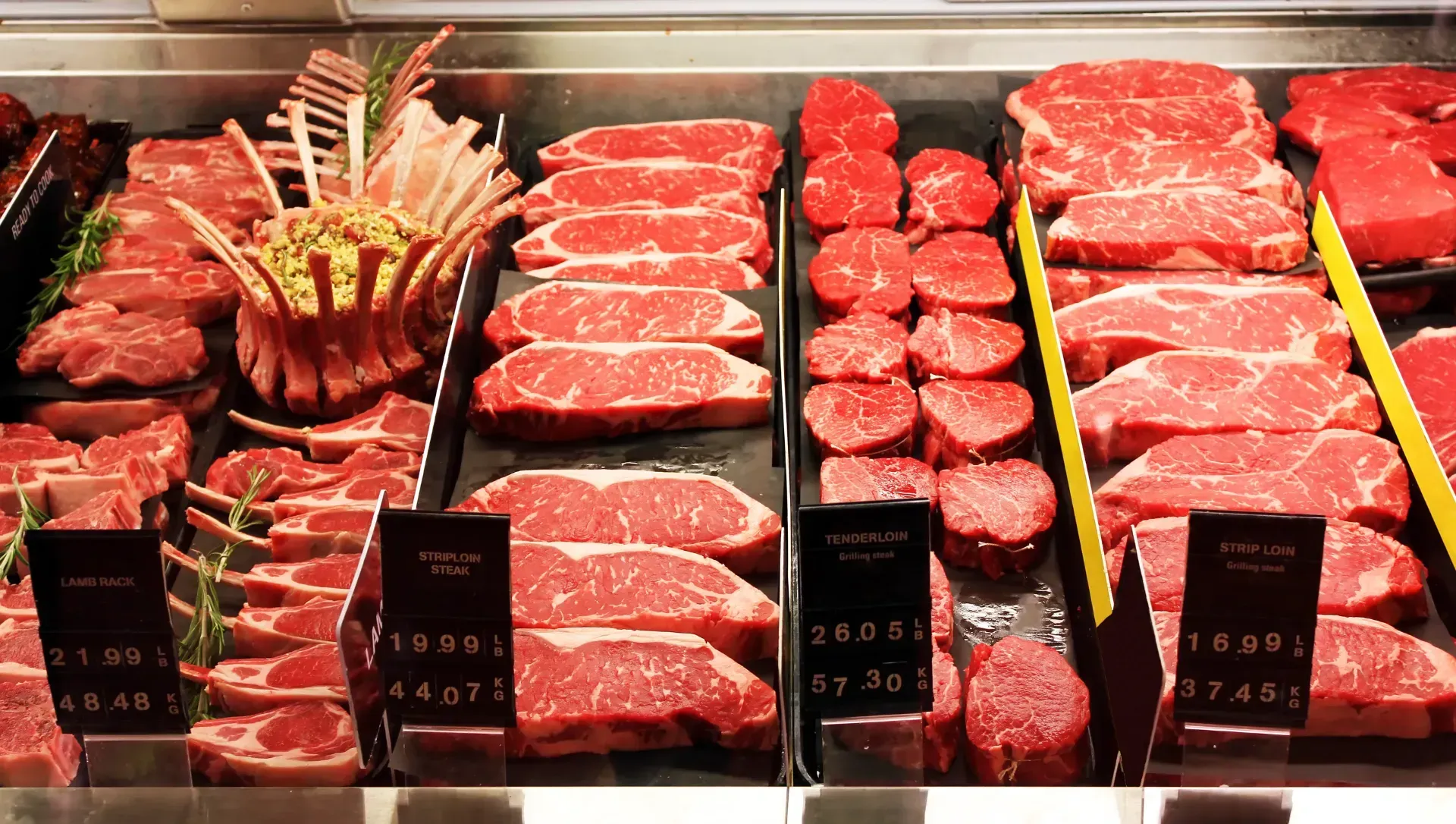 En una mesa se muestran una variedad de carnes y verduras.