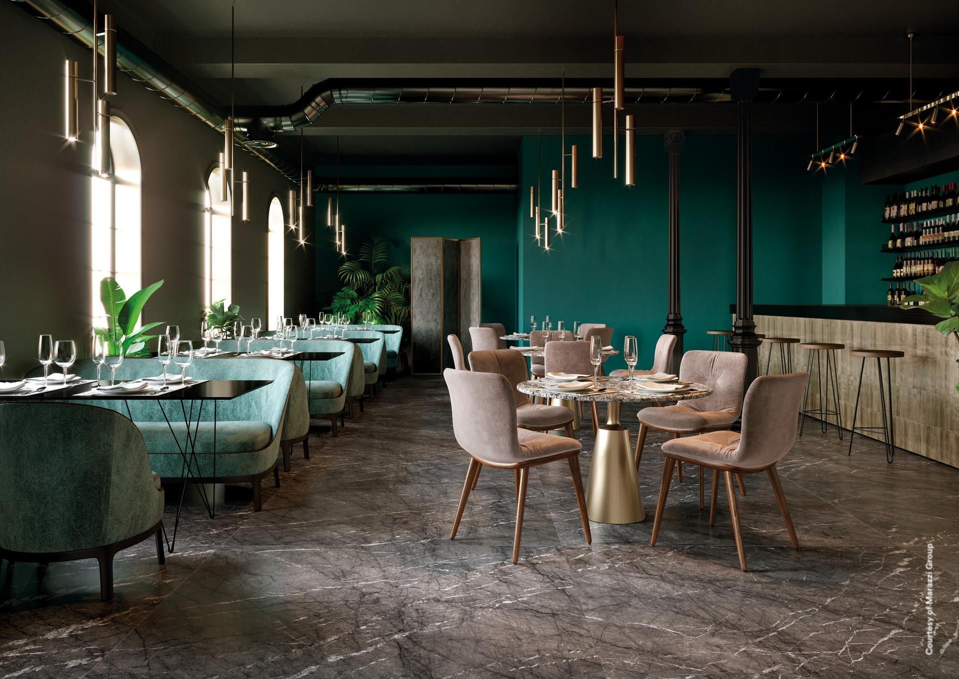 Élégant intérieur de restaurant bleu sarcelle avec tables, chaises et suspensions. Sols et touches de couleur foncée.