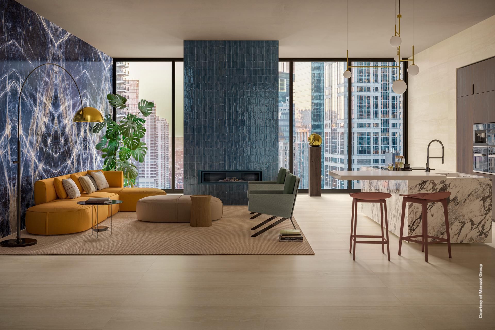 Salon moderne avec mur d'accent carrelé bleu, canapé orange, vue sur la ville et îlot en marbre.