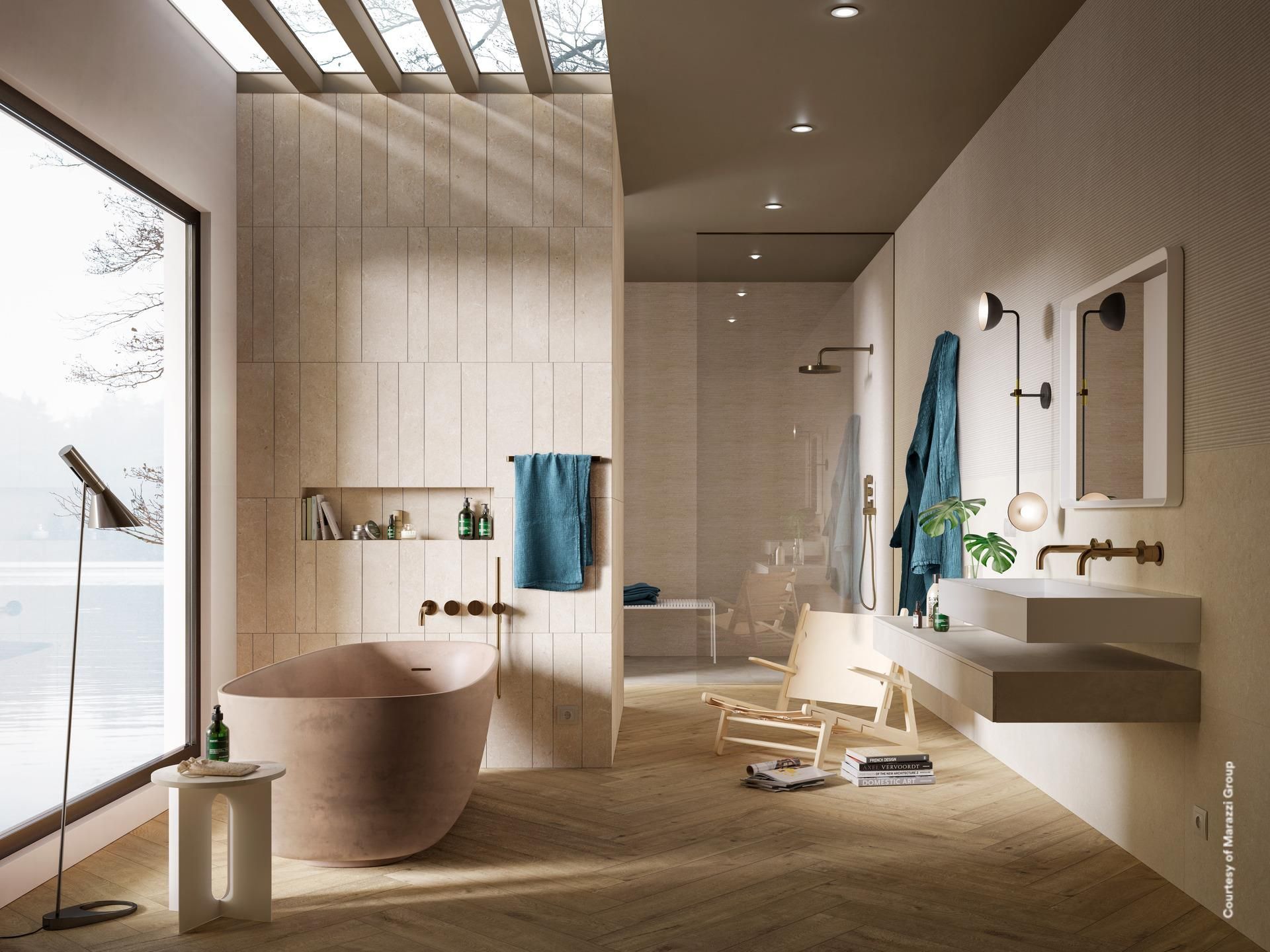 Salle de bain moderne avec baignoire, plancher en bois et grande fenêtre donnant sur un lac.