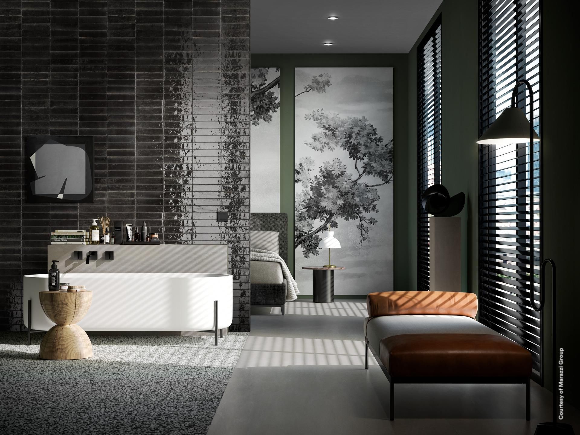 Chambre sombre et moderne avec un mur en carrelage noir, des meubles blancs et un lit ; une grande œuvre d'art et une fenêtre avec stores sont présentes.