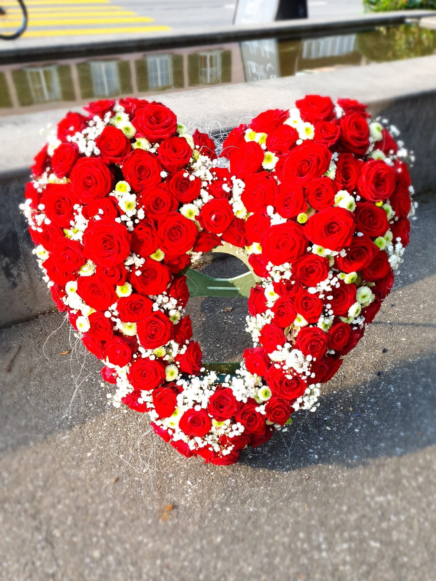 Ein Herz aus roten Rosen und Schleierkraut