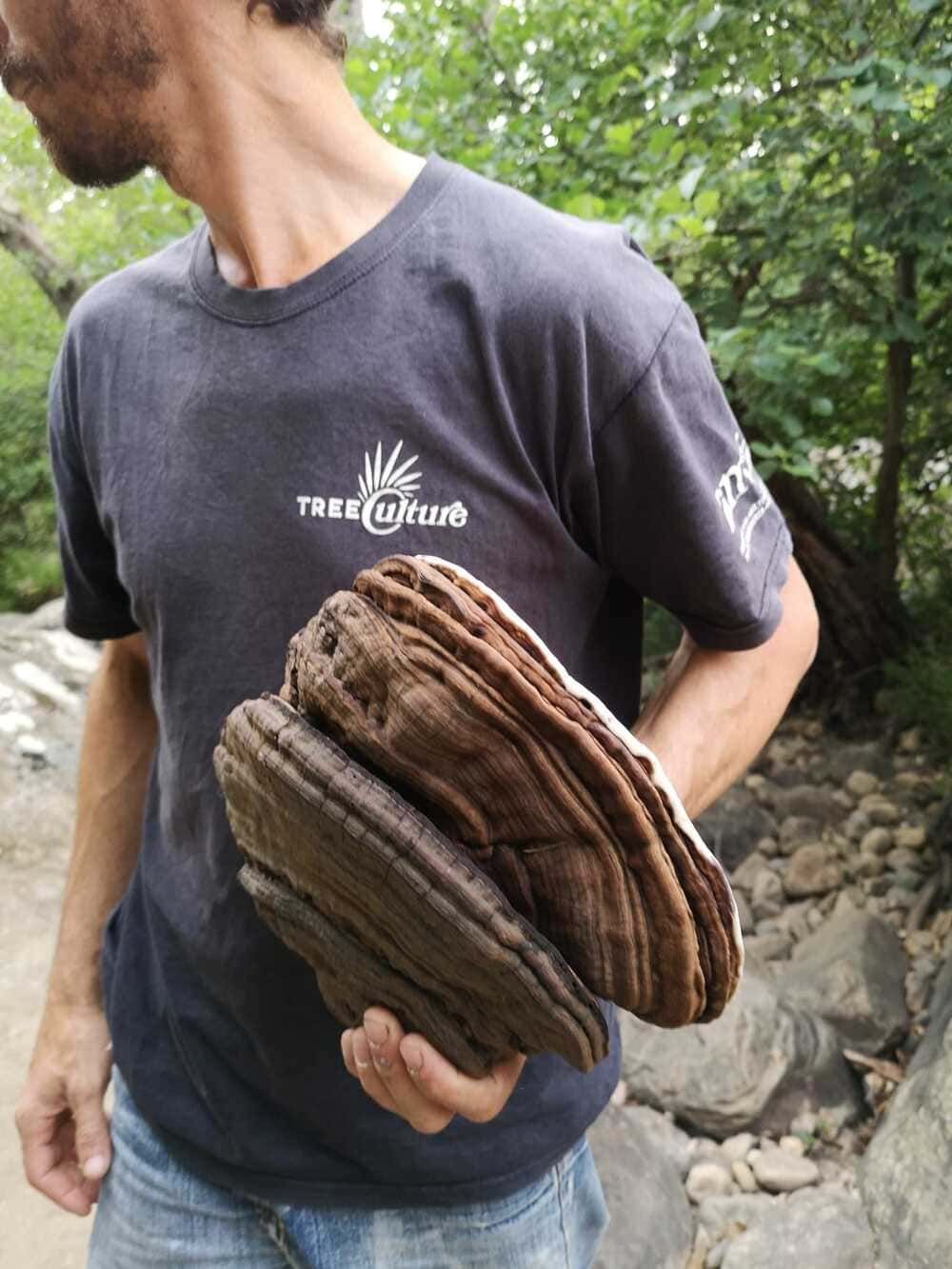 Un hombre que lleva una camiseta que dice 