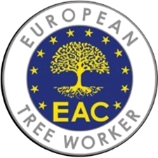 Un logotipo de un trabajador arbóreo europeo con un árbol en el centro.