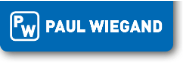 Blauer rechteckiger Knopf mit dem „PW“-Logo und dem Schriftzug „PAUL WIEGAND“.