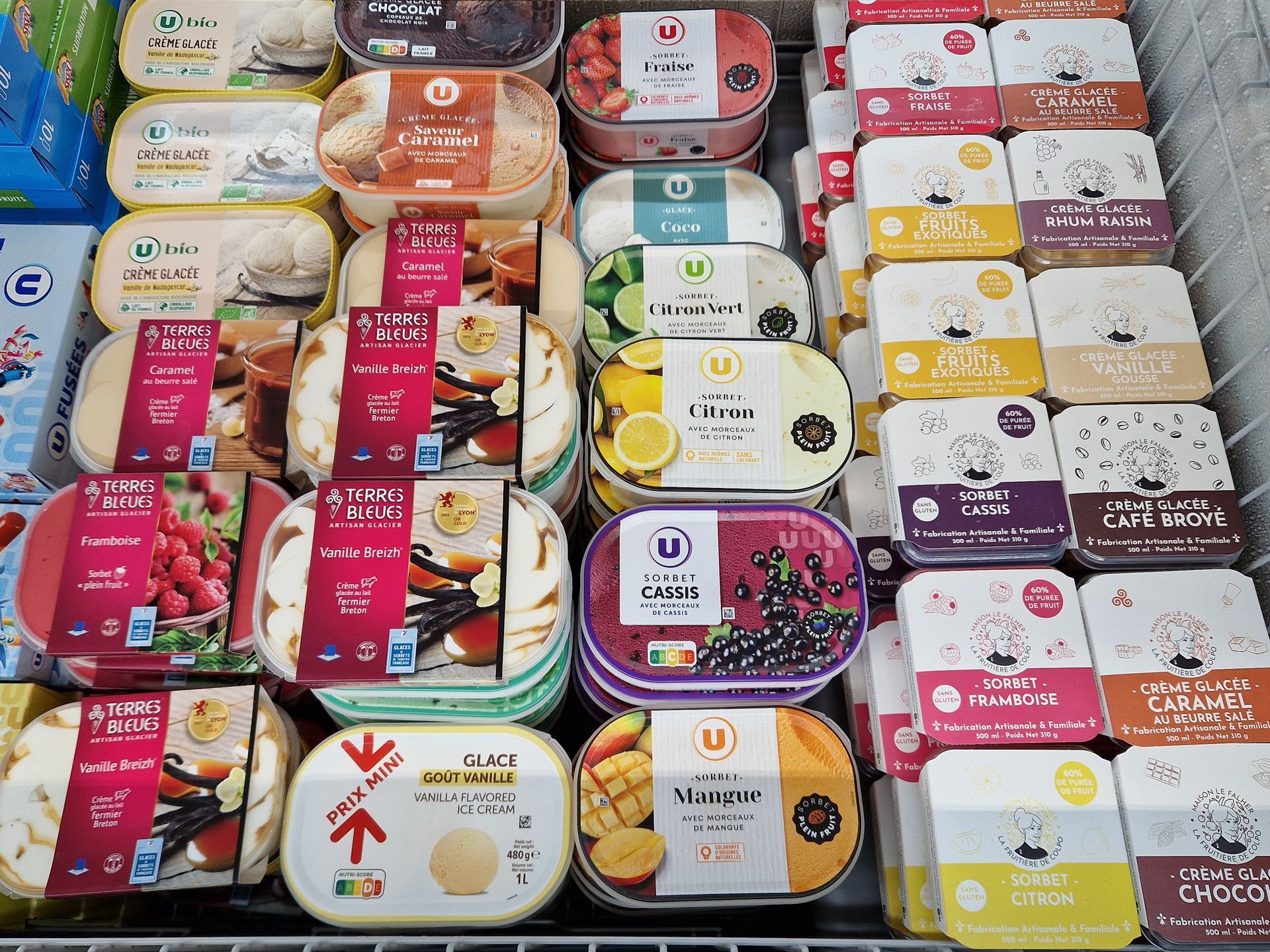 Plusieurs pots de glace