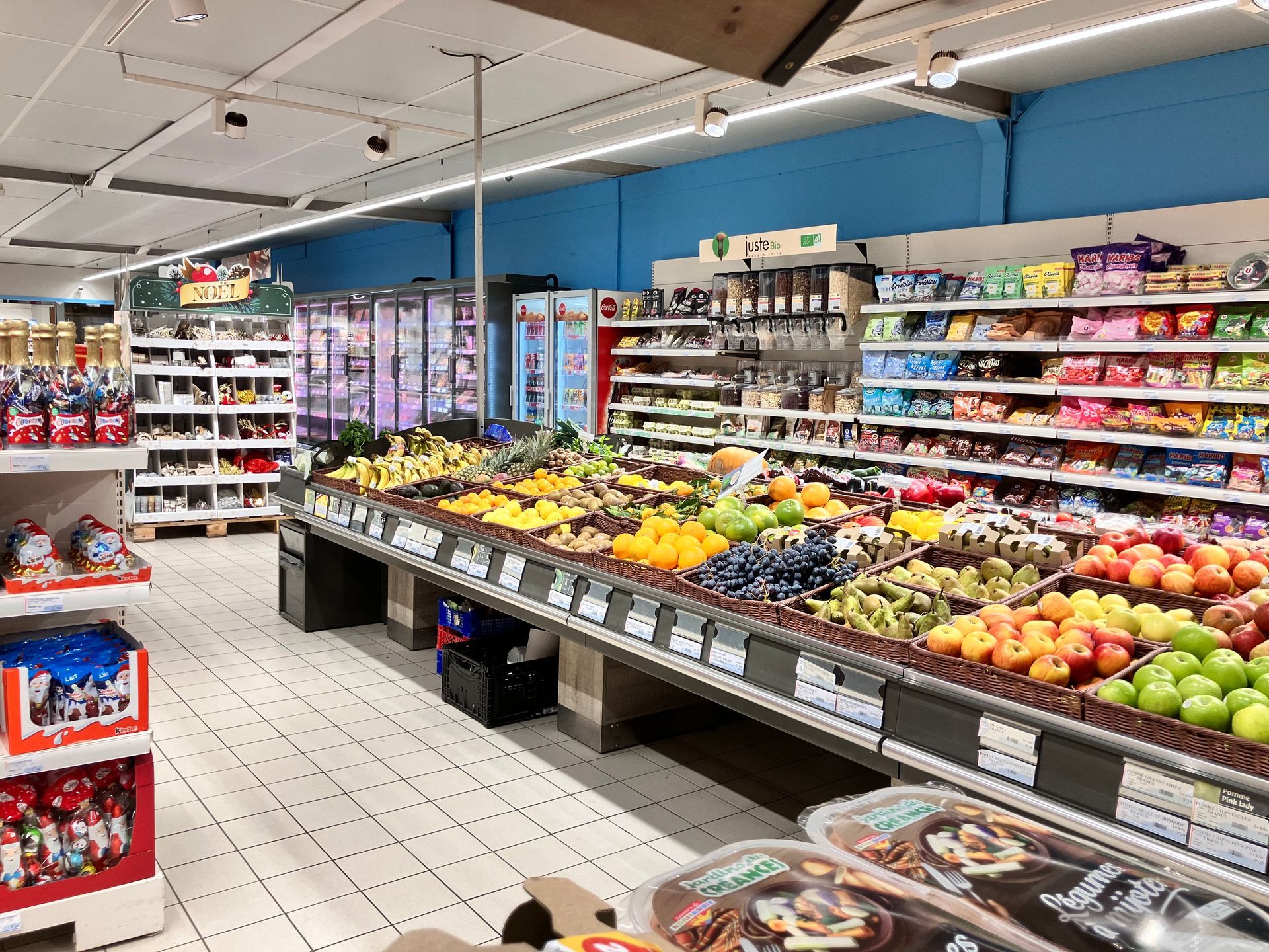 Étals de légumes et fruits et rayons de produits dans un supermarché