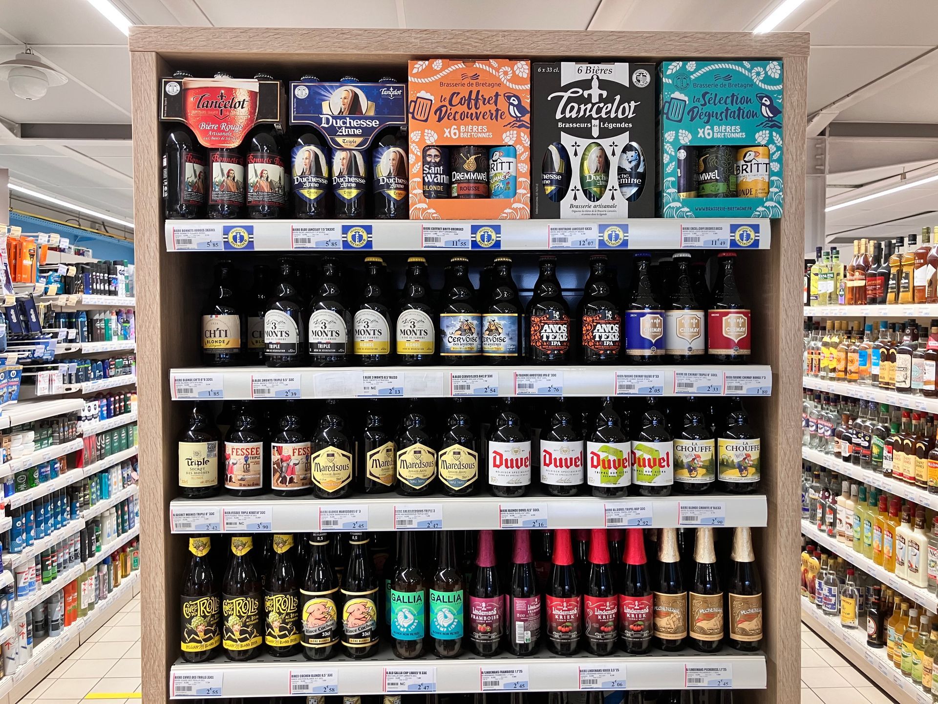 Rayon de supermarché avec des bières