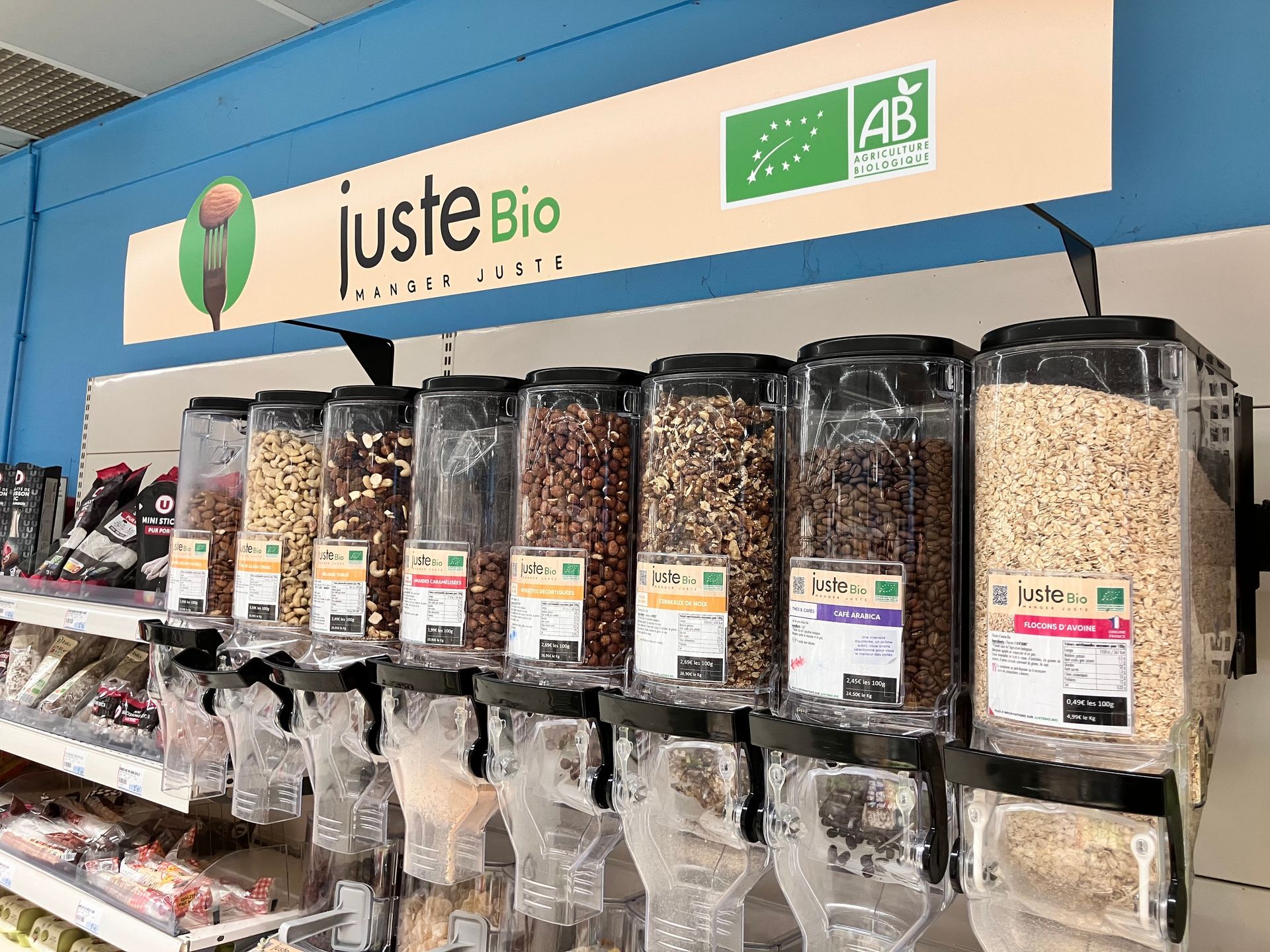 Plusieurs distributeurs de céréales en vrac