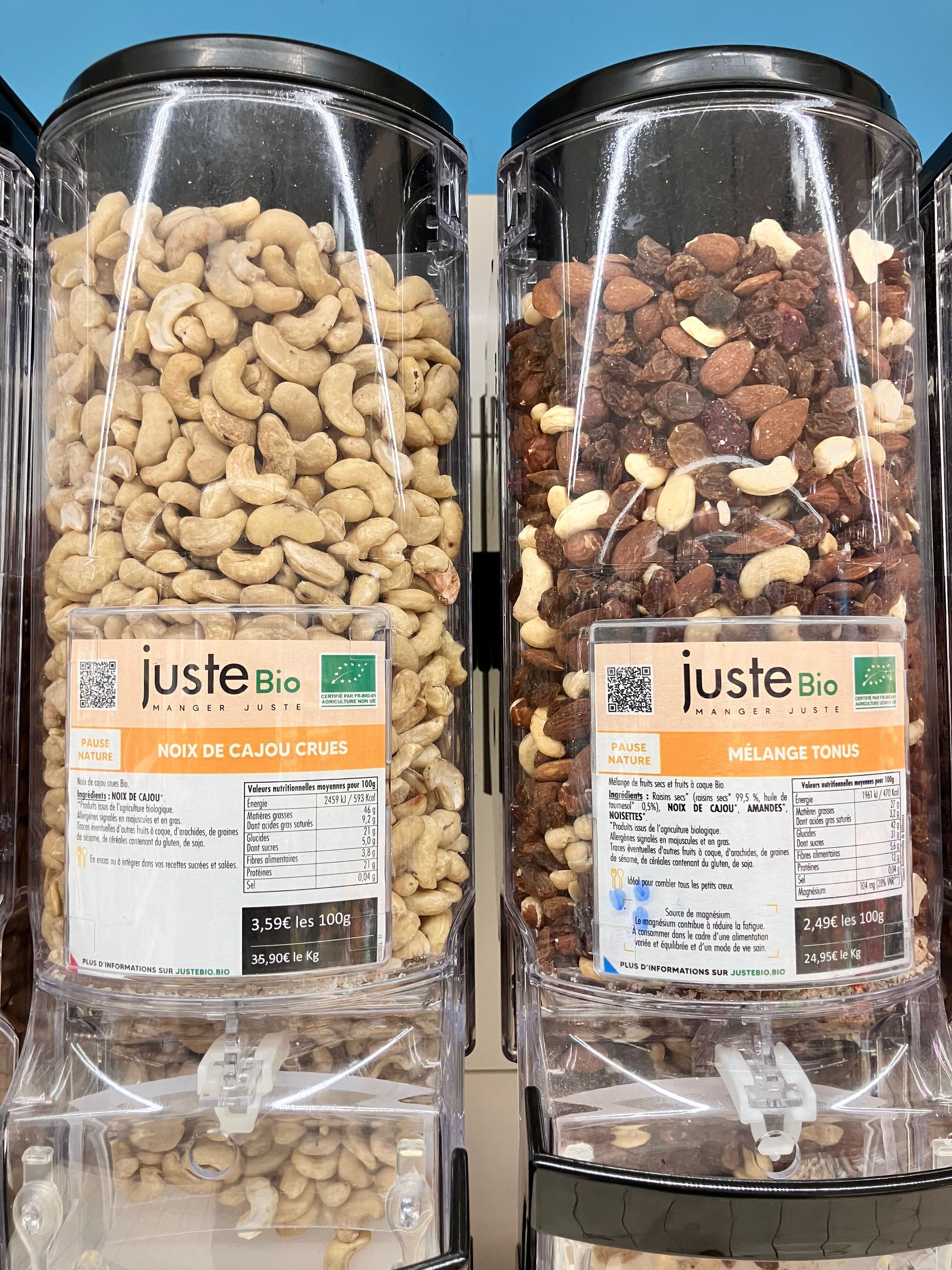 Deux paquets de noix de cajou