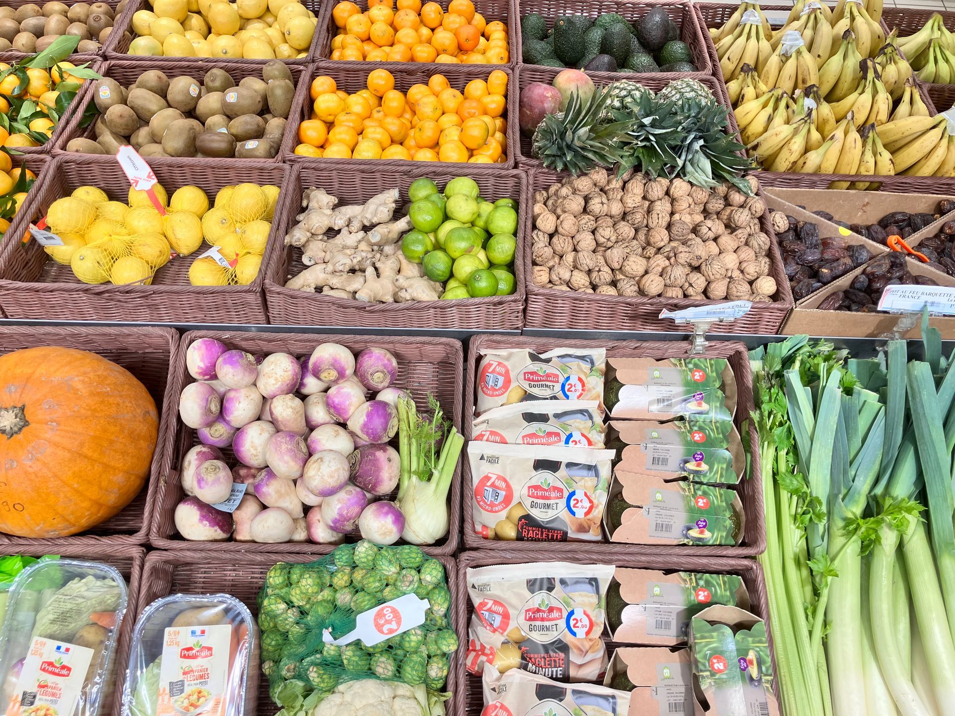 Bacs avec différents types de légumes