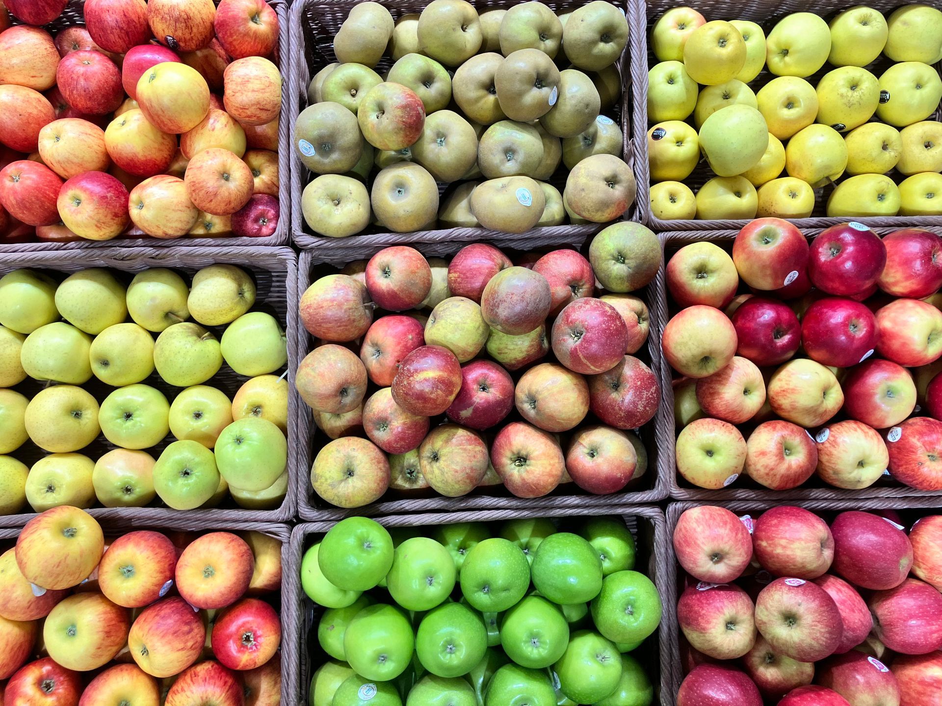 Étals avec des fruits et des légumes