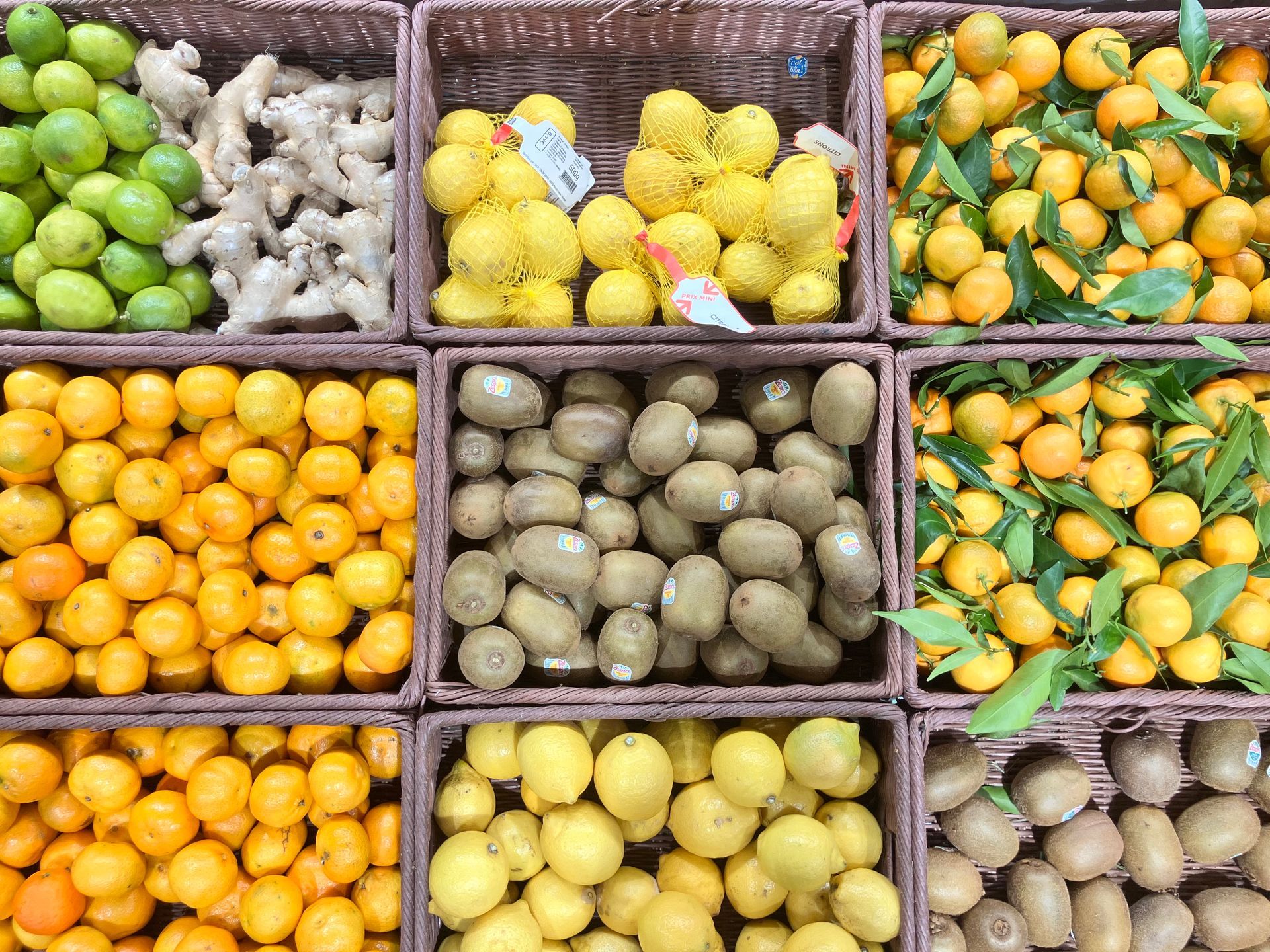 Plusieurs bacs avec différents fruits