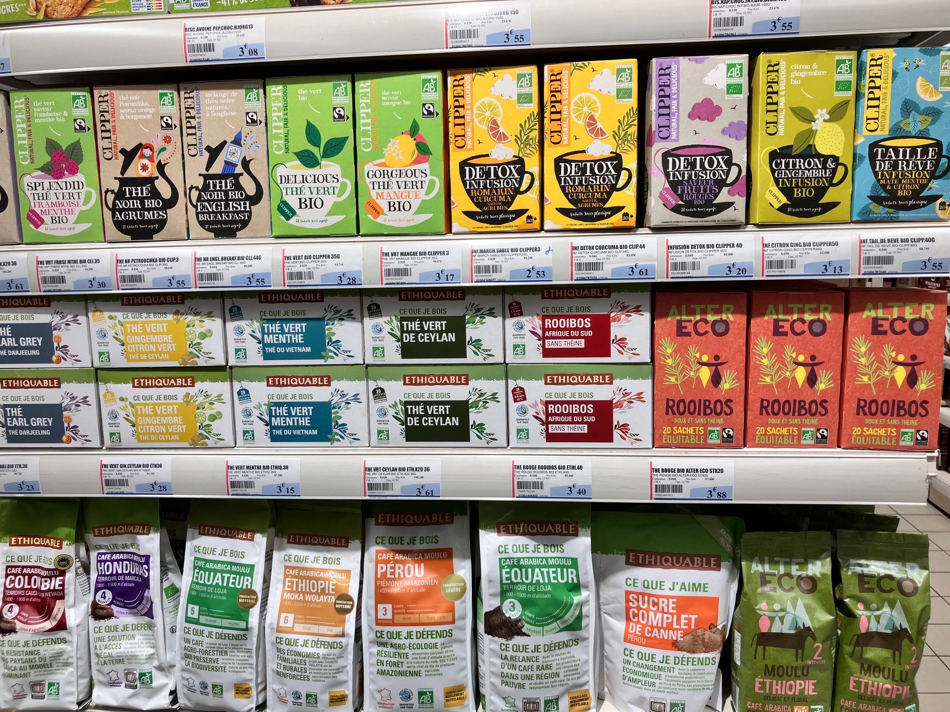 Rayon de magasin avec des boîtes de thé et de tisane