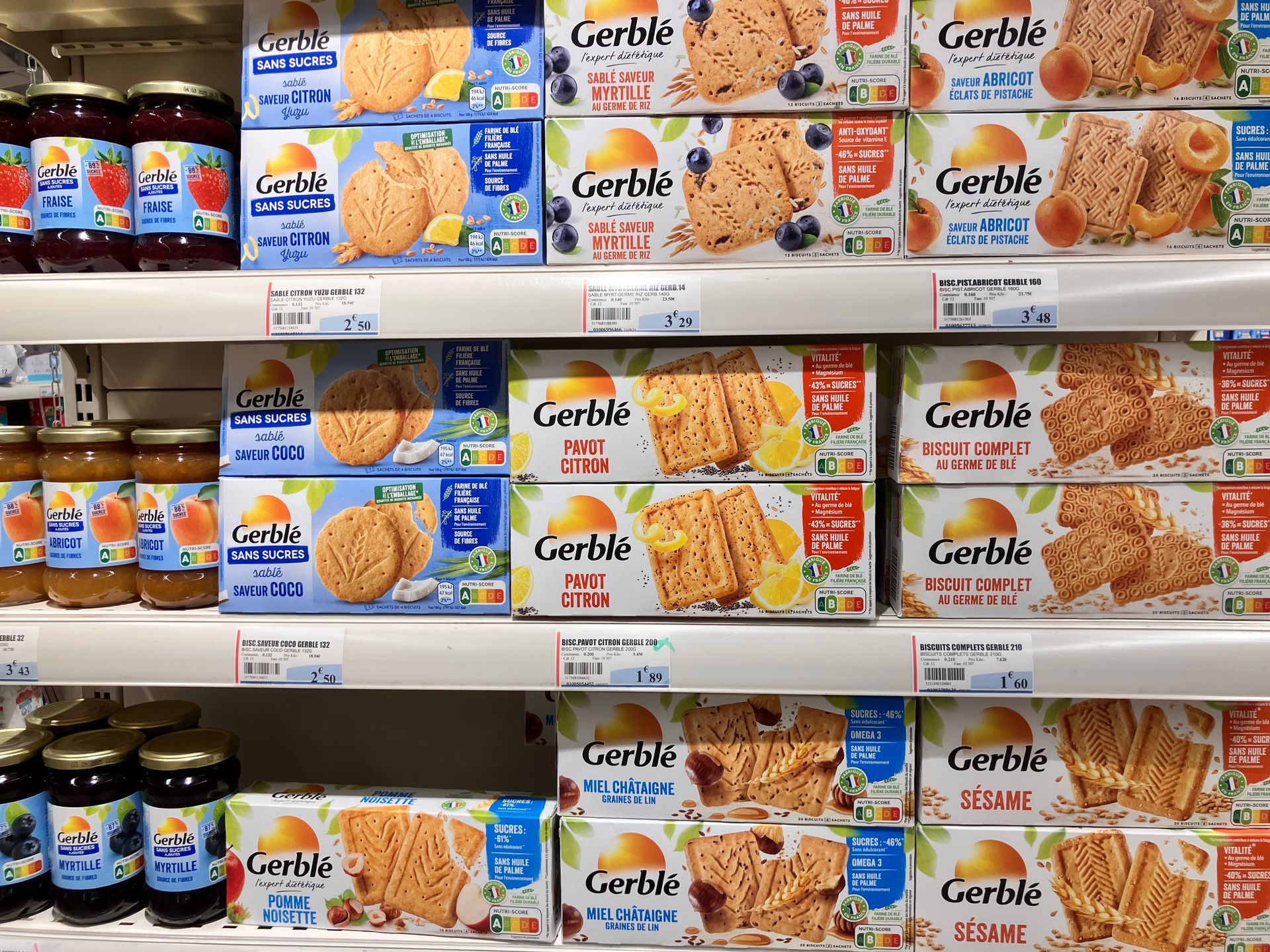 Rayon de supermarché avec des biscuits