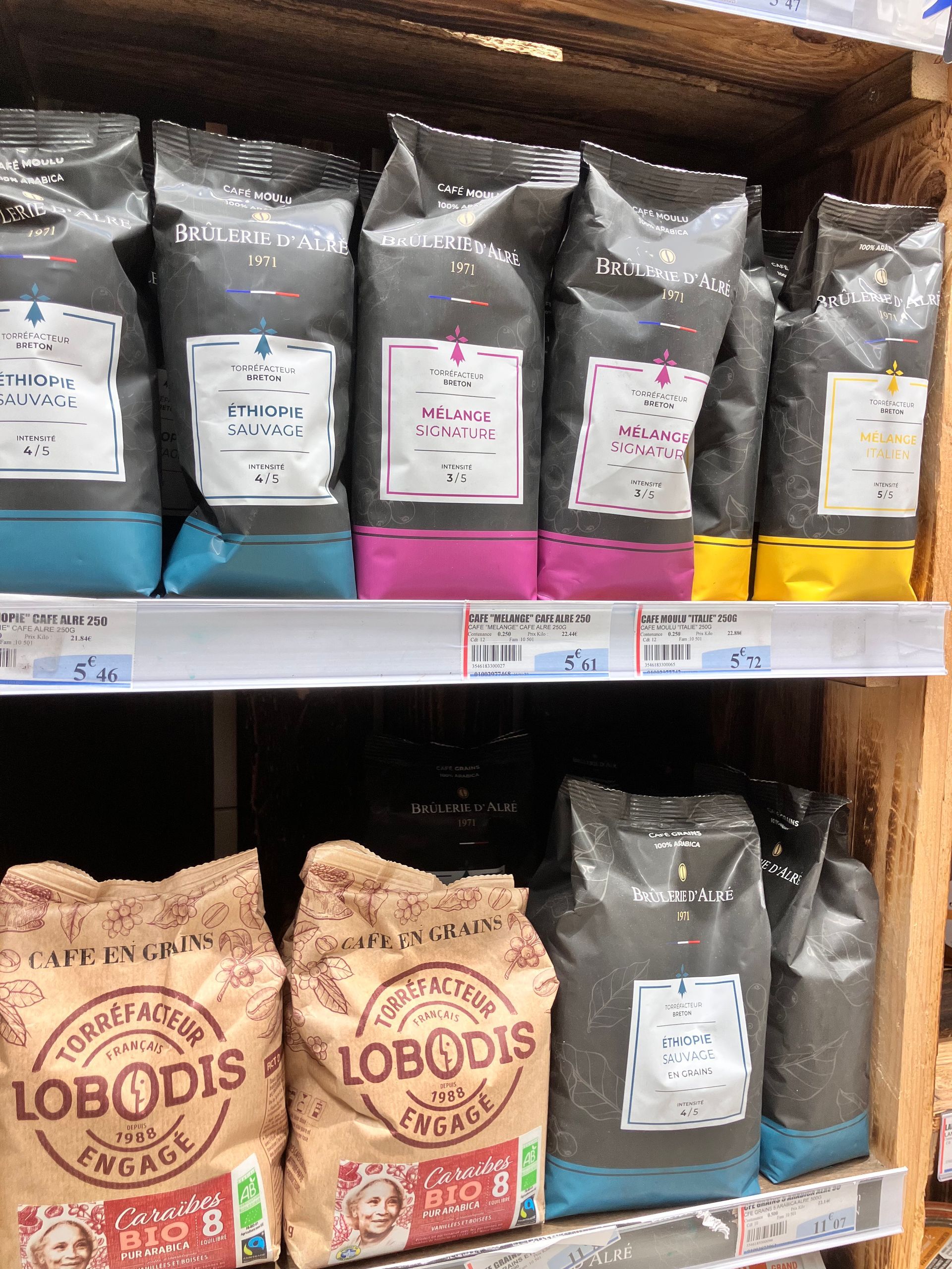 Rayon de magasin avec des chips