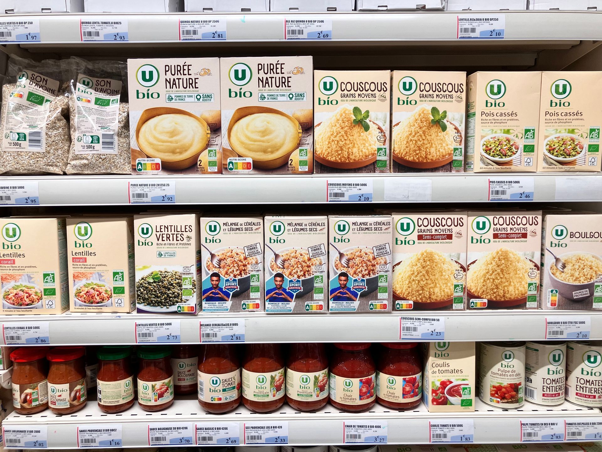 Rayon de magasin avec des produits biologique