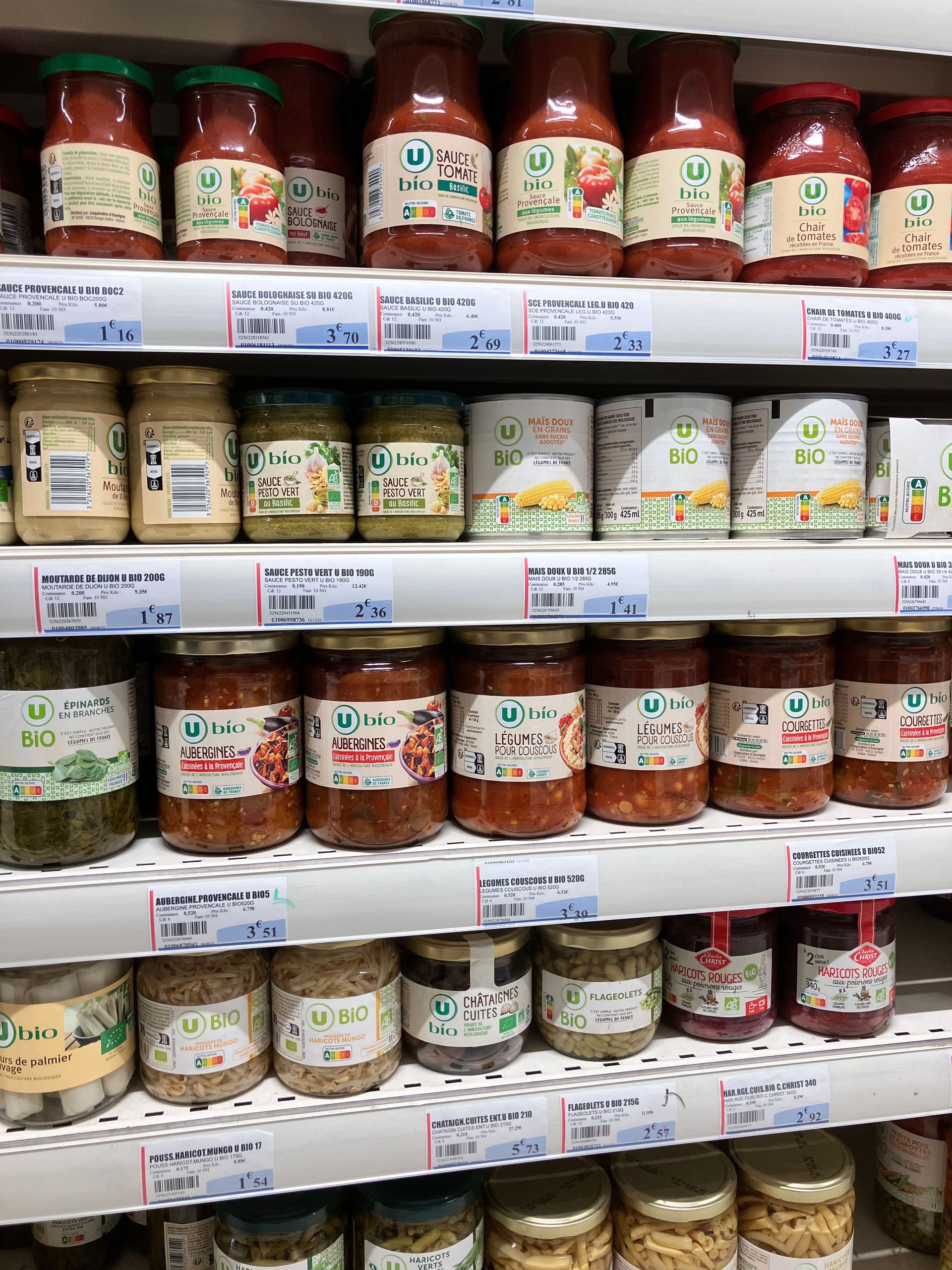 Rayon de magasins avec des bocaux de nourriture