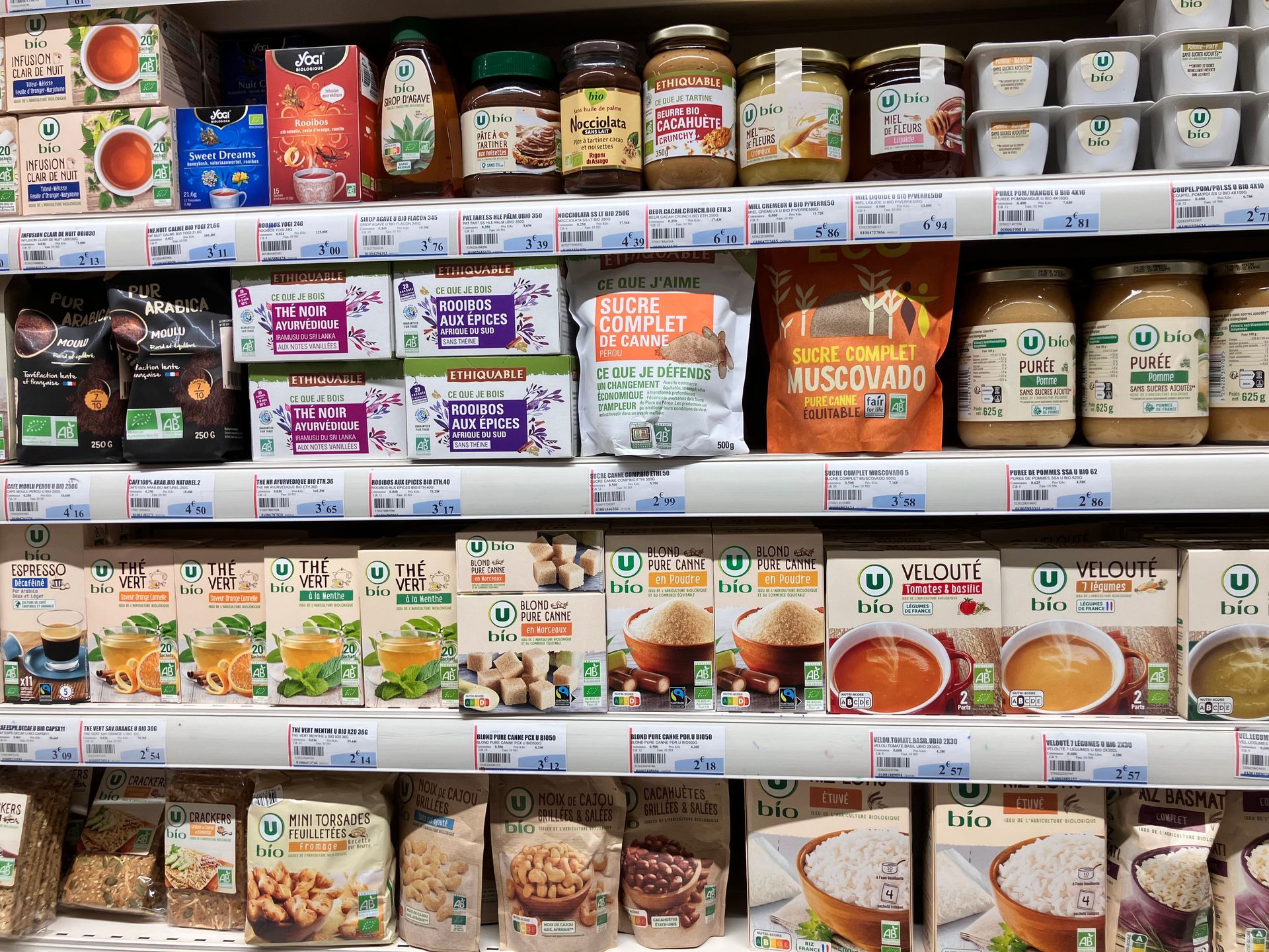 Rayon de magasin avec du thé et des soupes