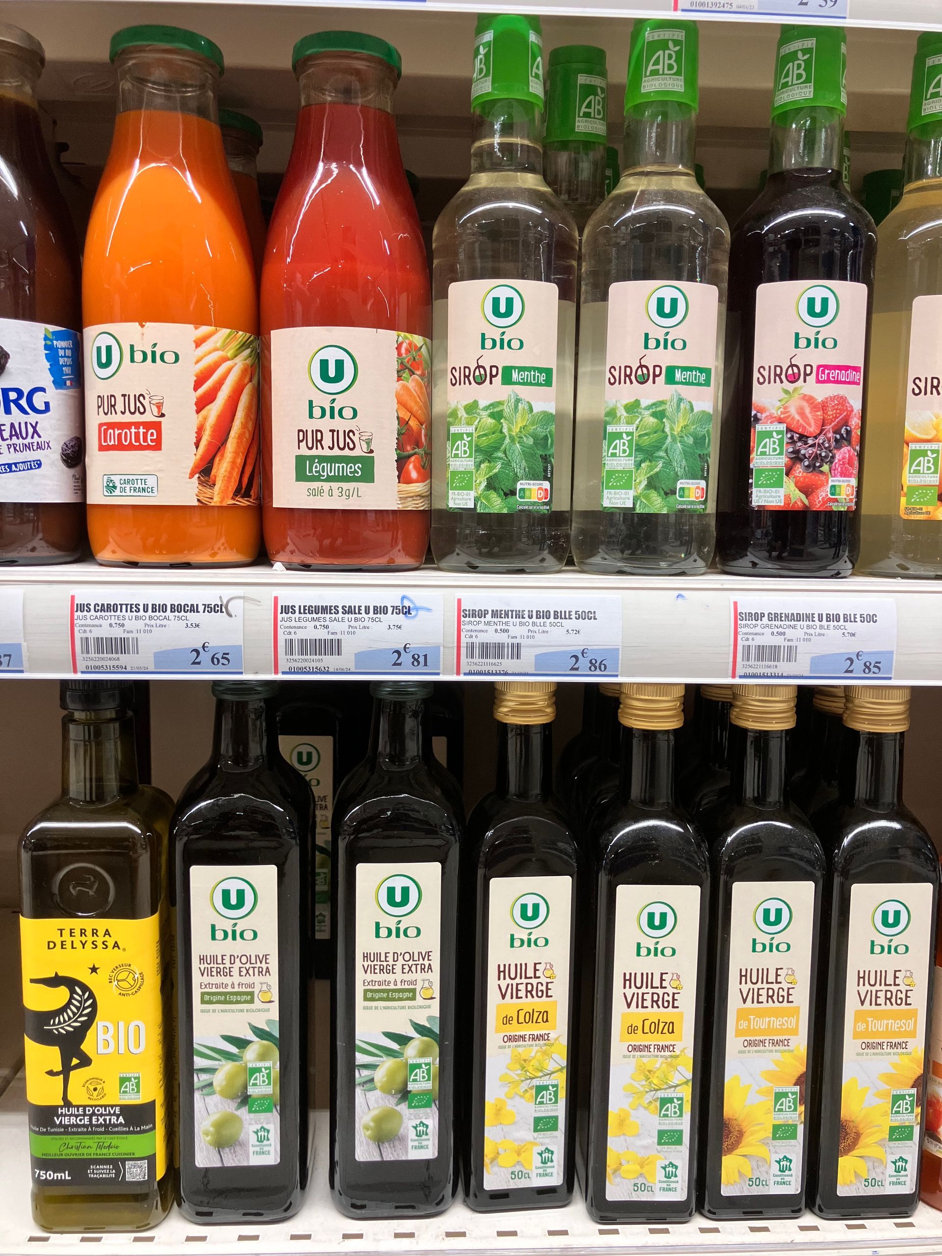 Rayon avec des bouteilles de sirops et de vinaigres