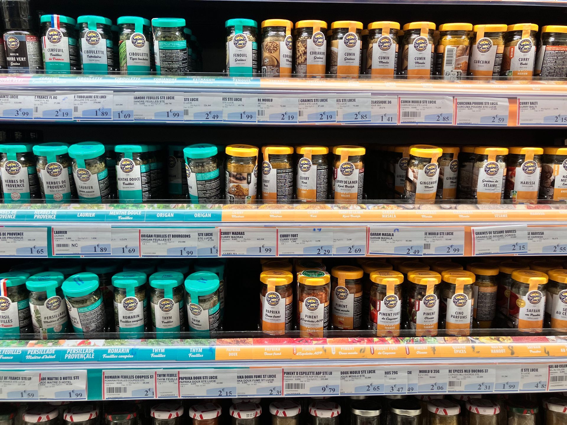 Rayon de magasin avec des épices