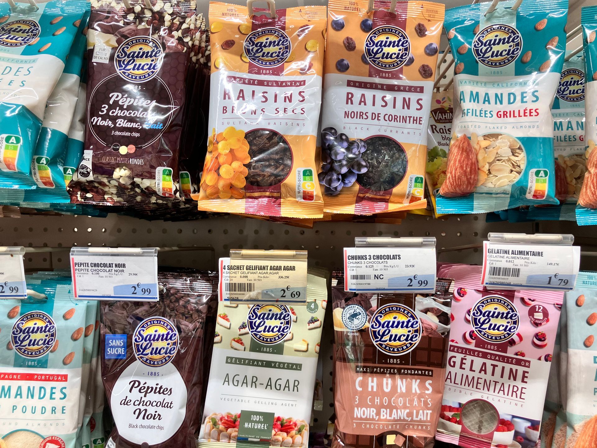 Rayon de magasin avec plusieurs sachets de fruits secs