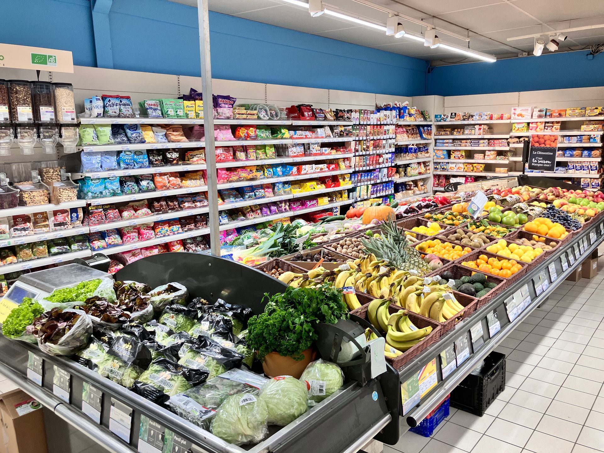 Vue sur l'étal des fruits et légumes du magasin