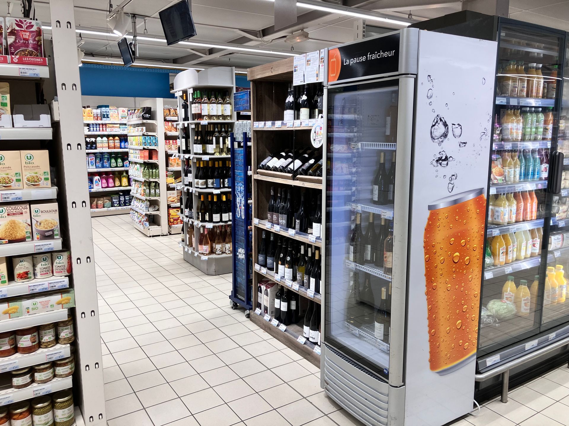 Allée de supermarché entre plusieurs rayons de produit