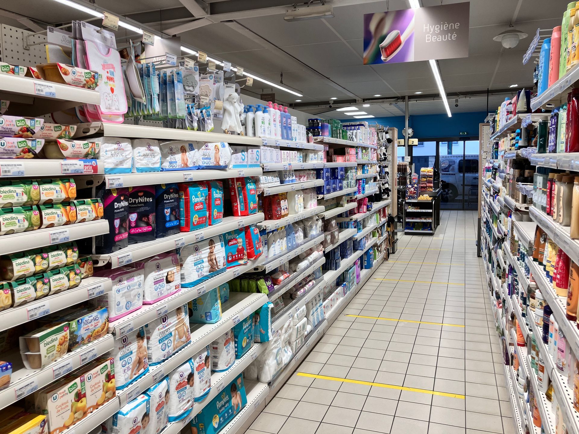 Allée entre deux rayons de produits d'hygiène et bébé