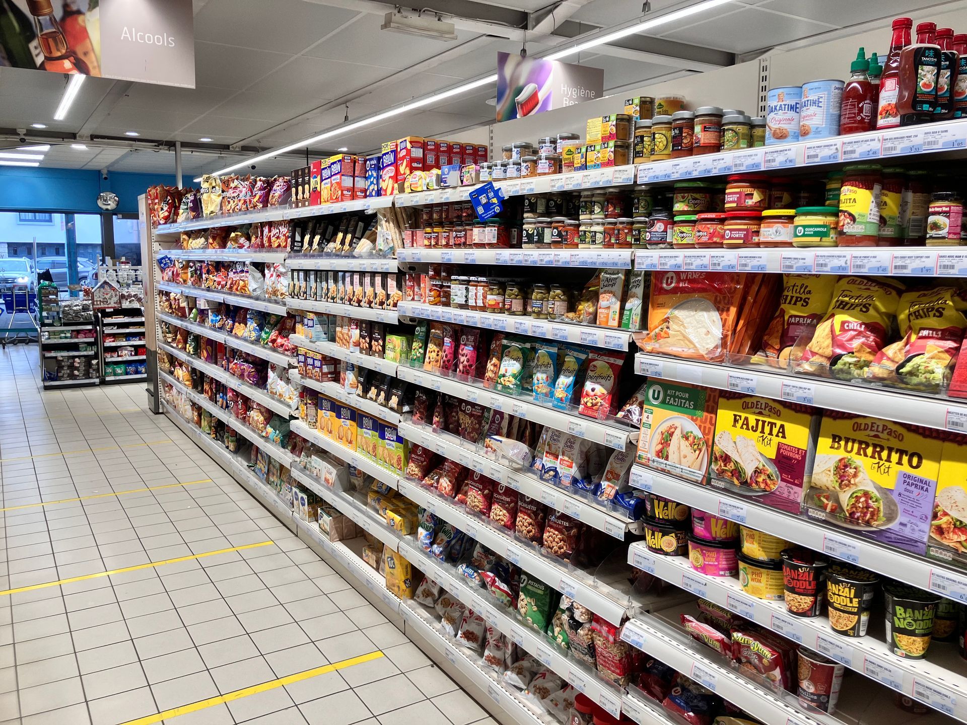 Vue sur un rayon de supermarcjé avec des produits d'épicerie