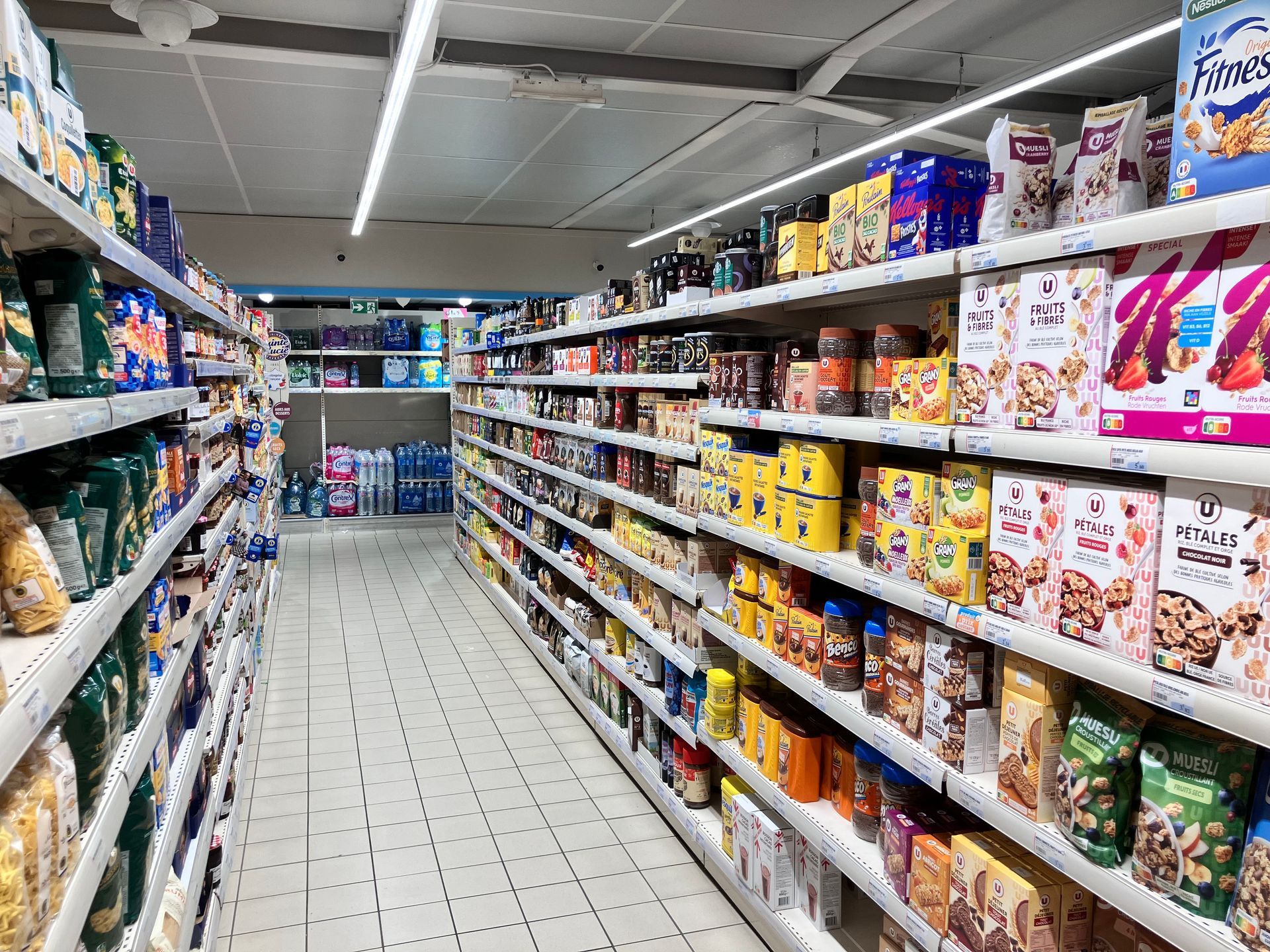 Vue d'une allée de supermarché avec des céréales en rayon