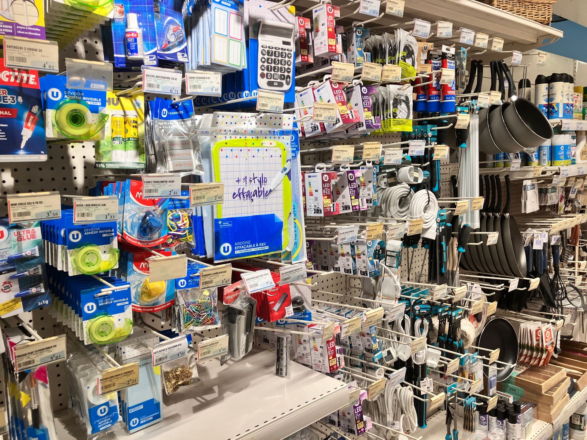 Rayon de magasin avec des fournitures scolaires