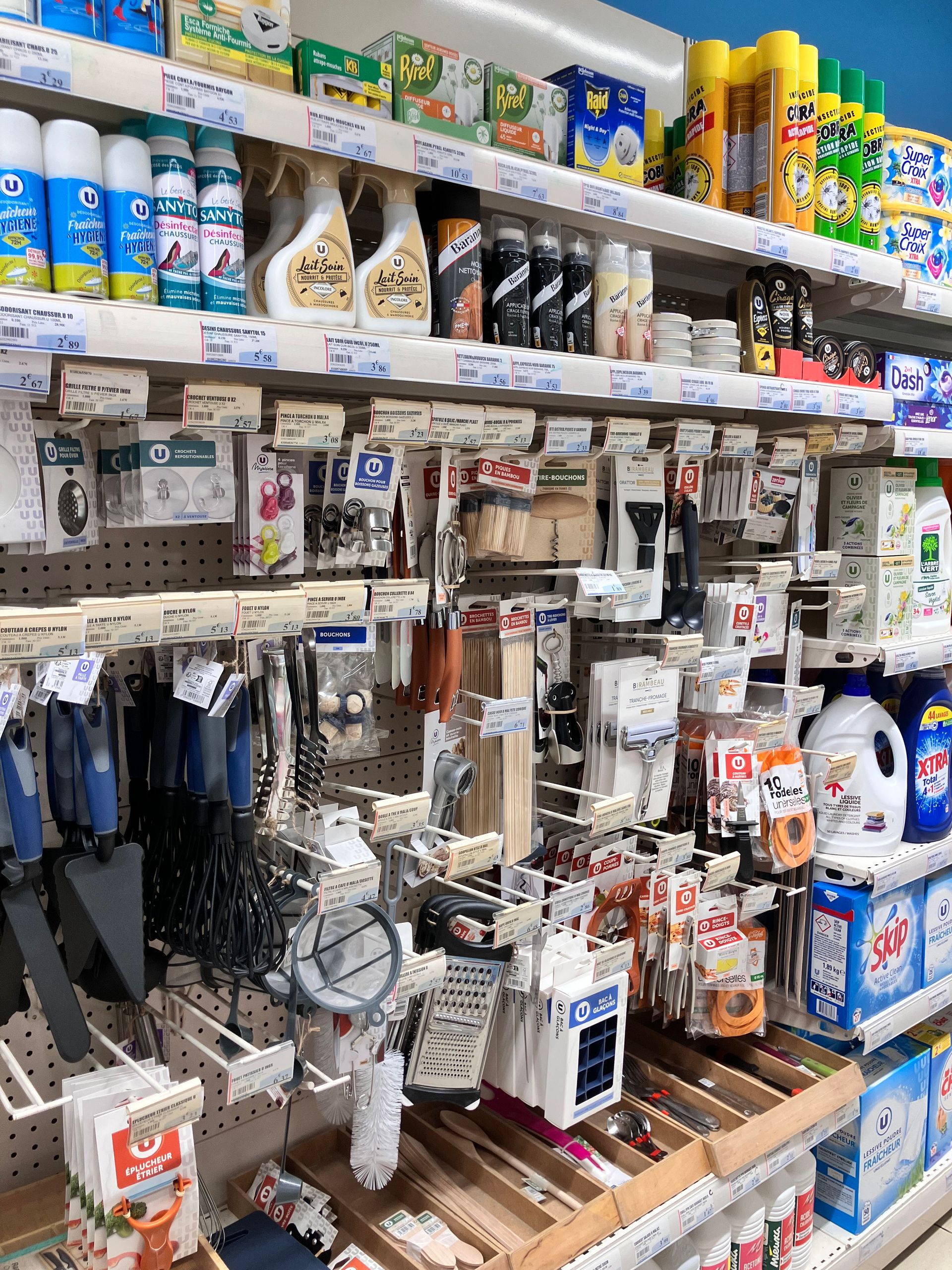 Rayon de supermarché avec des produits domestiques