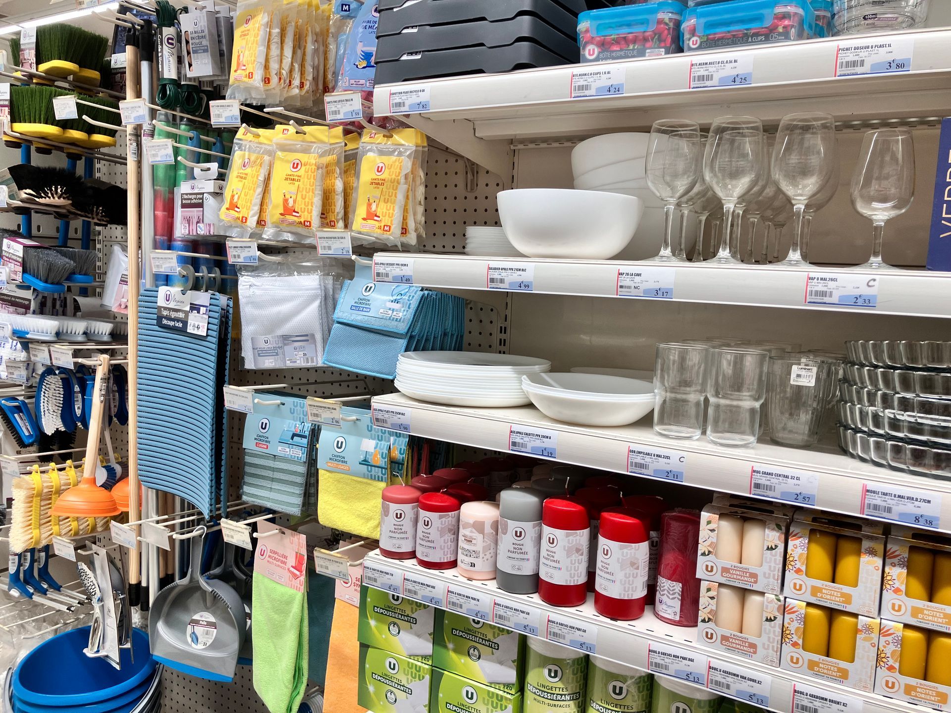Rayon de supermarché avec des objets pour le ménage et de la vaisselle