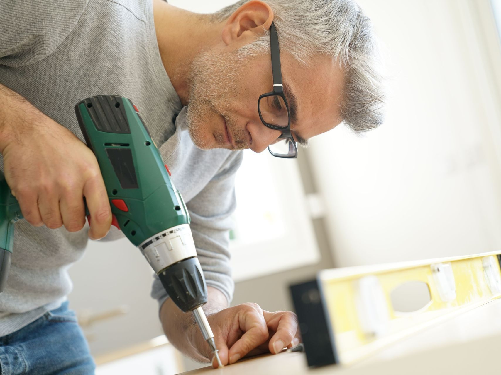 Professionnel qui monte un meuble