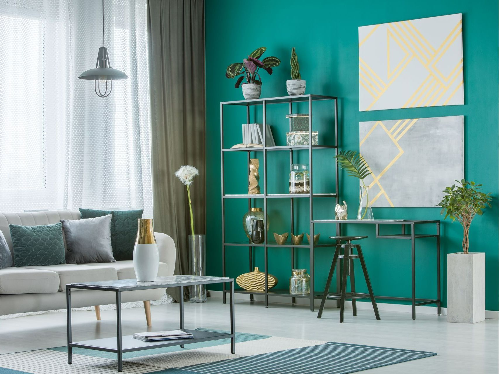 Salon avec décoration et mur peint