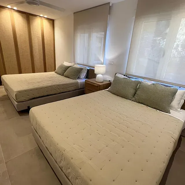 Dos camas están una al lado de la otra en un dormitorio.