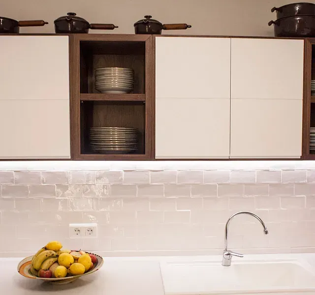 Un bol de fruta reposa sobre una encimera de una cocina.