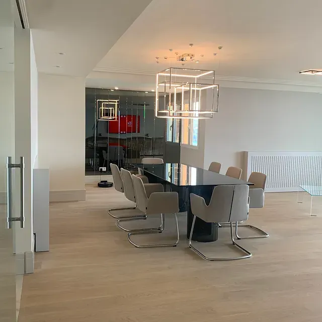 Un gran comedor con una mesa larga y sillas.